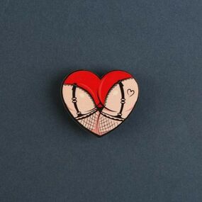 Значок деревянный «Пошли в постель» 