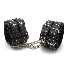 Наручники с металлическими клепками 