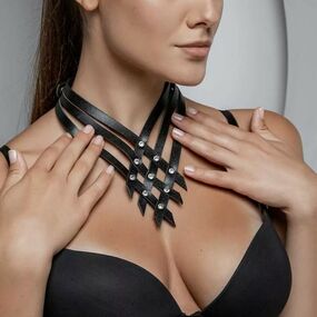 Кожаное плетеное ожерелье со стразами 